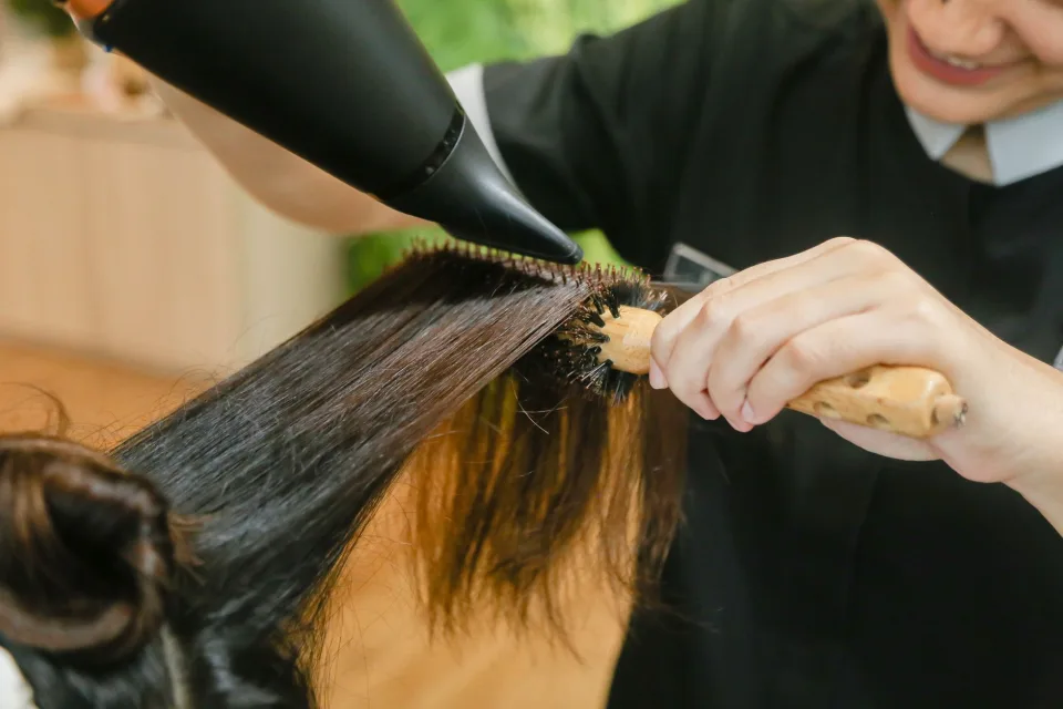 Đổi kiểu từ tóc dài thẳng sang uốn xoăn nhẹ — sau